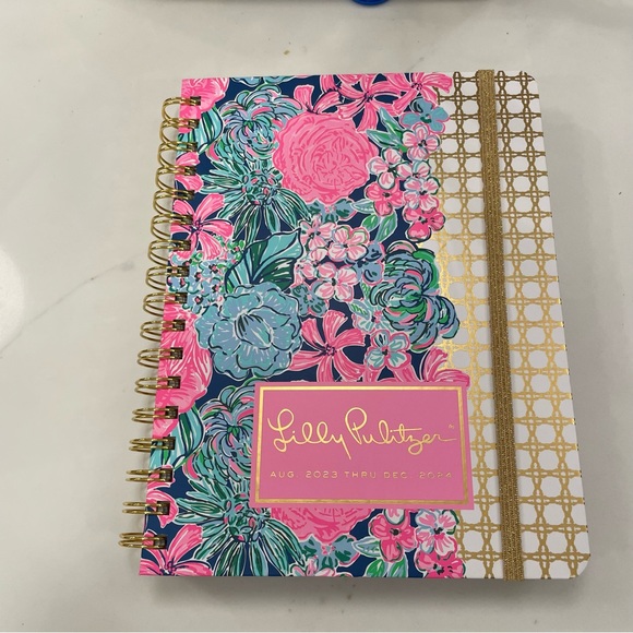 π Lilly Pulitzer Daily Planner 23-24, Large Agenda Hardcover! - Picture 6 of 14
